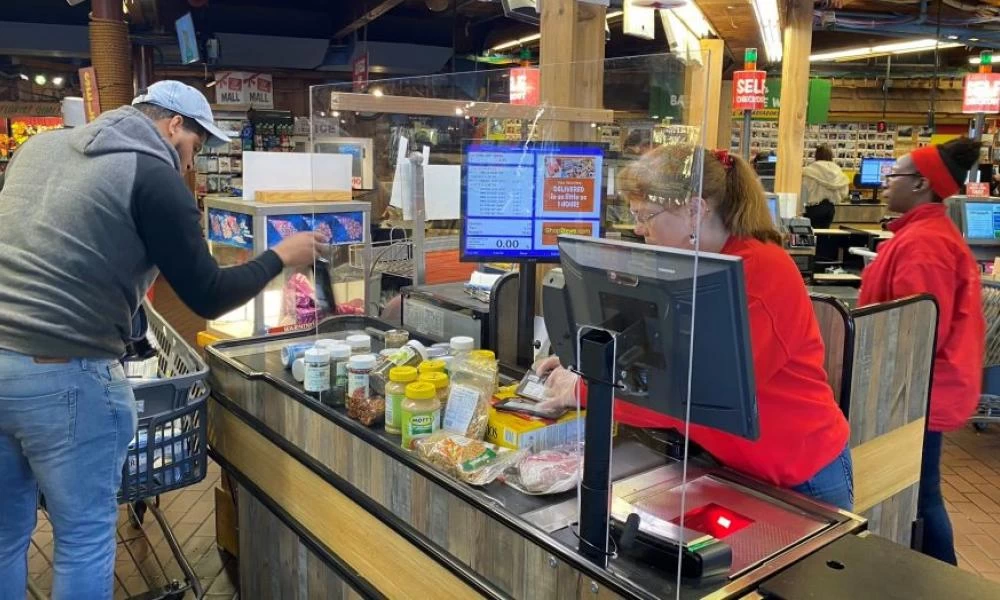 Βάζουν τζάμια στα ταμεία των Σούπερ μάρκετ και αυξάνουν τα αντισηπτικά